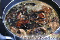 Фото приготовления рецепта: Пирог с рыбными консервами и зелёным луком (на сковороде) - шаг №3