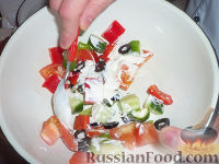 Фото приготовления рецепта: Почти греческий салат с мясом краба - шаг №4