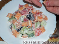 Фото приготовления рецепта: Почти греческий салат с мясом краба - шаг №5
