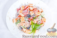 Фото приготовления рецепта: Почти греческий салат с мясом краба - шаг №6