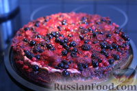 Фото к рецепту: Творожный торт с ягодами и печеньем