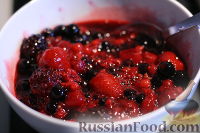 Фото приготовления рецепта: Творожный торт с ягодами и печеньем - шаг №11