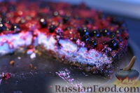 Фото приготовления рецепта: Творожный торт с ягодами и печеньем - шаг №15