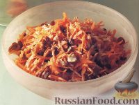 Фото к рецепту: Морковный салат с имбирем, орехами и изюмом