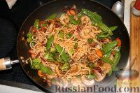 Фото к рецепту: Креветки с овощами и лапшой из вока по-азиатски