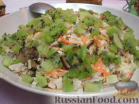 Фото к рецепту: Мясной салат с киви