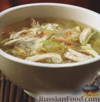 Фото к рецепту: Овощной суп с рисовой лапшой и куриным филе