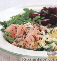 Фото к рецепту: Легкий салат с лососем, свеклой, каперсами, яйцами и зеленью