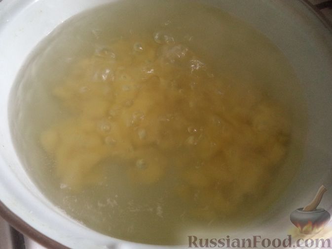 Опустить в кипящую воду картофель. В кипящую воду опустить картофель.