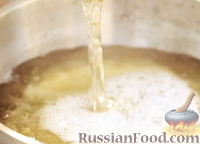 Фото приготовления рецепта: Суп со щавелем, шампиньонами и варёными яйцами - шаг №7