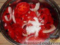 Фото приготовления рецепта: Салат из сладкого перца и помидоров - шаг №6
