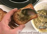 Фото приготовления рецепта: Свинина, тушенная с квашеными огурцами в сметанно-медовом соусе - шаг №11