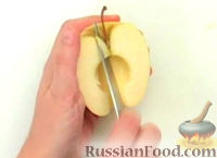 Фото приготовления рецепта: Яблоки с изюмом на слоеном тесте - шаг №4