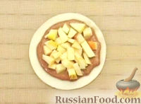 Фото приготовления рецепта: Яблоки с изюмом на слоеном тесте - шаг №7