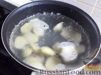Фото приготовления рецепта: Пельмени с грибами в горшочках - шаг №2