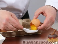 Фото приготовления рецепта: Яйца, фаршированные лососем и белой рыбой - шаг №7