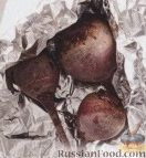 Фото приготовления рецепта: Салат из свеклы с изюмом и кедровыми орешками - шаг №2