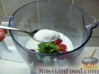 Фото приготовления рецепта: Коктейль из клубники и кефира - шаг №4