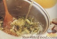 Фото приготовления рецепта: Луковый суп с голубым сыром - шаг №2