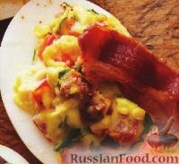Фото к рецепту: Яйца, фаршированные беконом, помидорами и базиликом