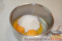 Фото приготовления рецепта: Заливной пирог с капустой (на сметане) - шаг №5
