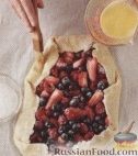 Фото приготовления рецепта: Открытый ягодный пирог - шаг №5