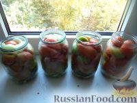Фото приготовления рецепта: Маринованные помидоры половинками (без стерилизации) - шаг №4