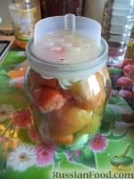 Фото приготовления рецепта: Маринованные помидоры половинками (без стерилизации) - шаг №7