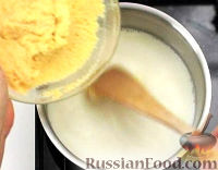 Фото приготовления рецепта: Сосиски в слоёном тесте, с сыром и жареным луком - шаг №7