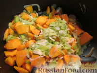 Фото приготовления рецепта: Суп-пюре из тыквы и лука-порея - шаг №2