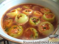 Фото приготовления рецепта: Перец, фаршированный овощами, в томатном соке - шаг №8