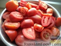 Фото приготовления рецепта: Резаные помидоры, маринованные с луком на зиму - шаг №1