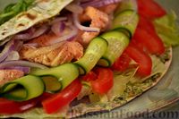 Фото к рецепту: Гирос с красной рыбой и соусом песто