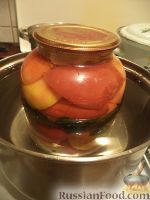 Фото приготовления рецепта: Резаные помидоры, маринованные с луком на зиму - шаг №7