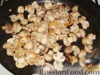 Фото приготовления рецепта: Жареный картофель с грибами - шаг №5