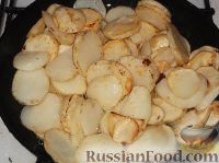 Фото приготовления рецепта: Жареный картофель с грибами - шаг №8