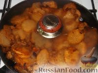 Фото приготовления рецепта: Жареный картофель с грибами - шаг №10