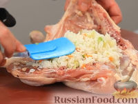 Фото приготовления рецепта: Фаршированная курица, запеченная в соленом тесте - шаг №12
