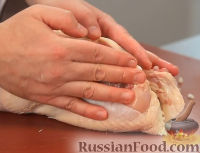 Фото приготовления рецепта: Фаршированная курица, запеченная в соленом тесте - шаг №13