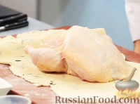 Фото приготовления рецепта: Фаршированная курица, запеченная в соленом тесте - шаг №15