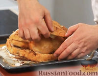 Фото приготовления рецепта: Фаршированная курица, запеченная в соленом тесте - шаг №21