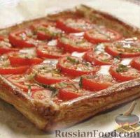 Фото к рецепту: Пицца на слоеном корже с помидорами и сыром