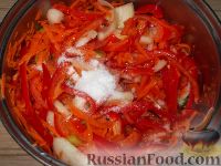Фото приготовления рецепта: Салат из болгарского перца и моркови - шаг №6
