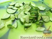 Фото приготовления рецепта: Салат с сардинами и овощами - шаг №2