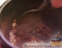 Фото приготовления рецепта: Омлет с кабачком, копчёными сосисками и помидором - шаг №2