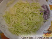 Фото приготовления рецепта: Салат из капусты с креветками "Праздничный" - шаг №1
