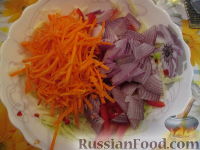 Фото приготовления рецепта: Салат из капусты с креветками "Праздничный" - шаг №4