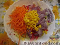 Фото приготовления рецепта: Салат из капусты с креветками "Праздничный" - шаг №5