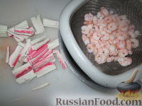 Фото приготовления рецепта: Салат из капусты с креветками "Праздничный" - шаг №6