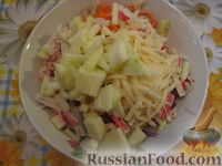 Фото приготовления рецепта: Салат из капусты с креветками "Праздничный" - шаг №9